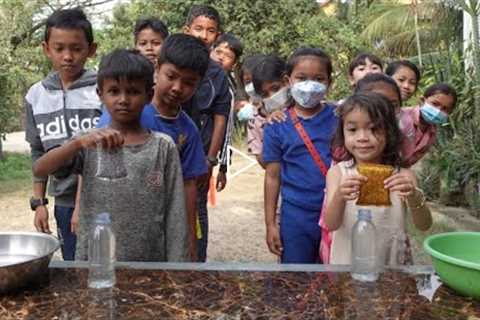 Bring water by sponge to put a bottle - Fun outdoor game